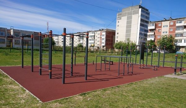 Резиновое напольное покрытие на воркаут-площадке