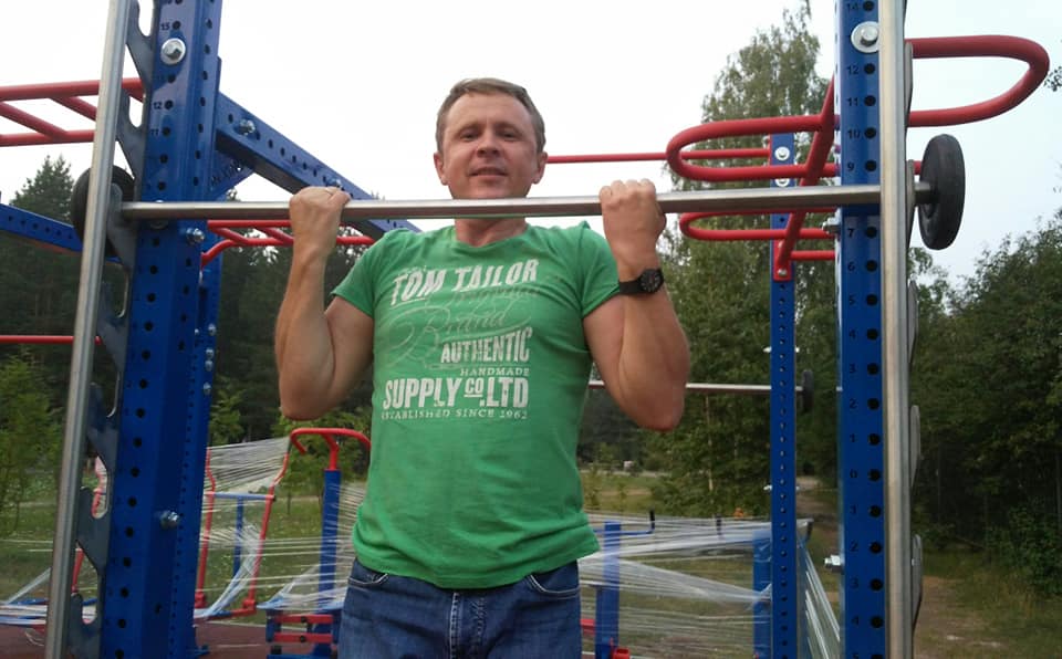 Артемьев на турнике.jpg